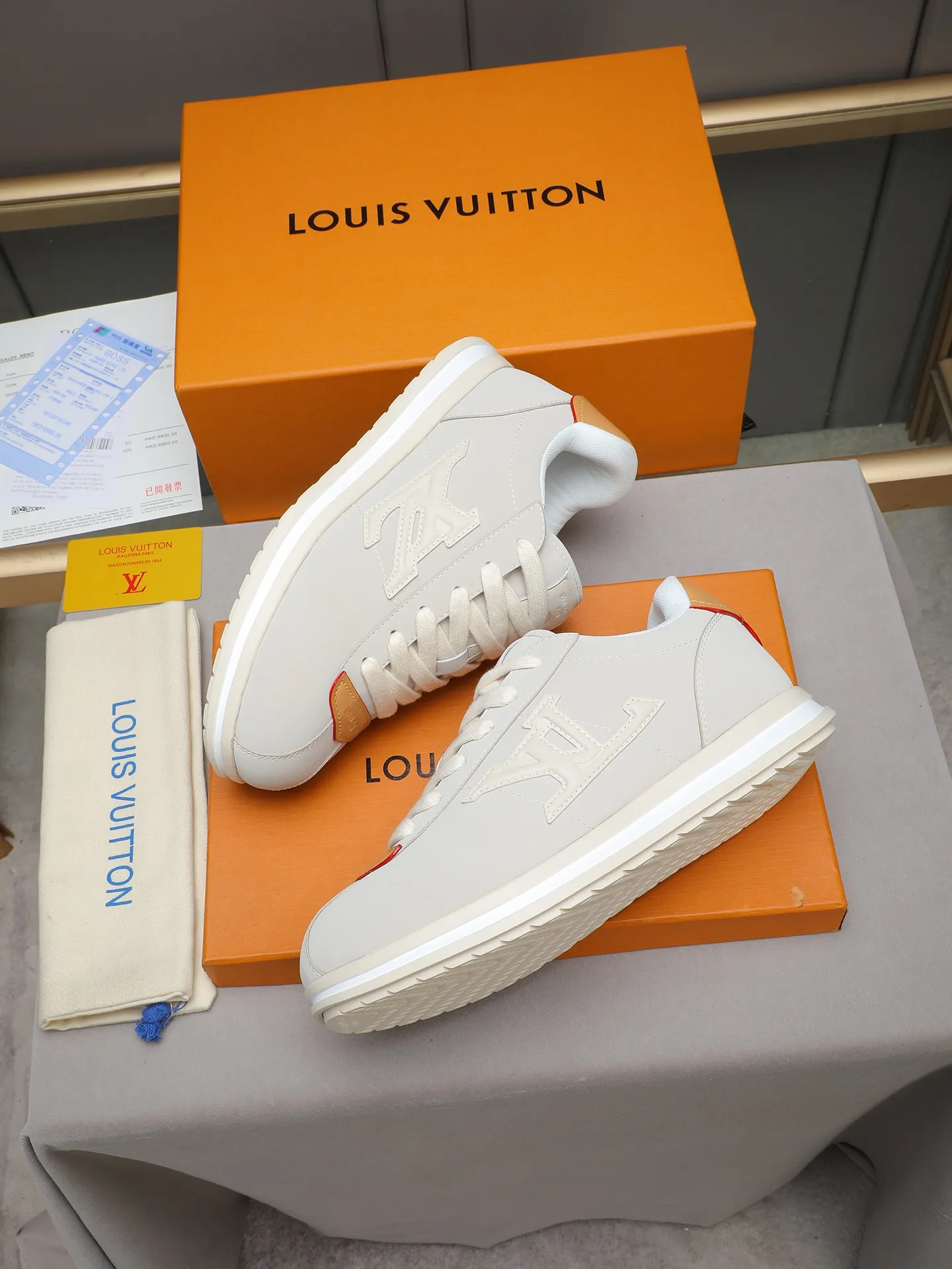 PP560 LV Louis Vuitton L Jialu Brand Runner Tatic Series Thick-soled Casual Sports Shoes Running Shoes Original purchase, development and production This LV Runner Tatic sports shoe combines technical materials such as mesh fabric and ribbons to interpret the inspiration of traditional mountaineering shoes. LV letters are written on one side, the lariat buckle of the quick lacing system is embellished with Monogram flowers and Louis Vuitton logos, and the light and wear-resistant rubber outsole completes the whole. ▪️Fabric: Original imported cowhide + mesh ▪️Inner lining: Original customized breathable mesh ▪️Sole: Original open-molded anti-slip rubber combination material ▪️Size: Men's 38-44 (customized for 45 and 46)